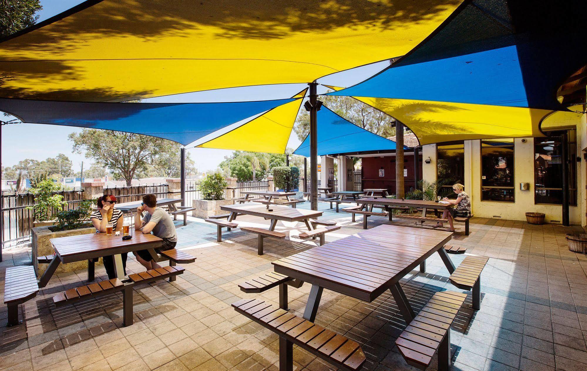 ไนท์แค็ป แอท แวนเนอรู ทาเวิร์น Hotel Wanneroo ภายนอก รูปภาพ