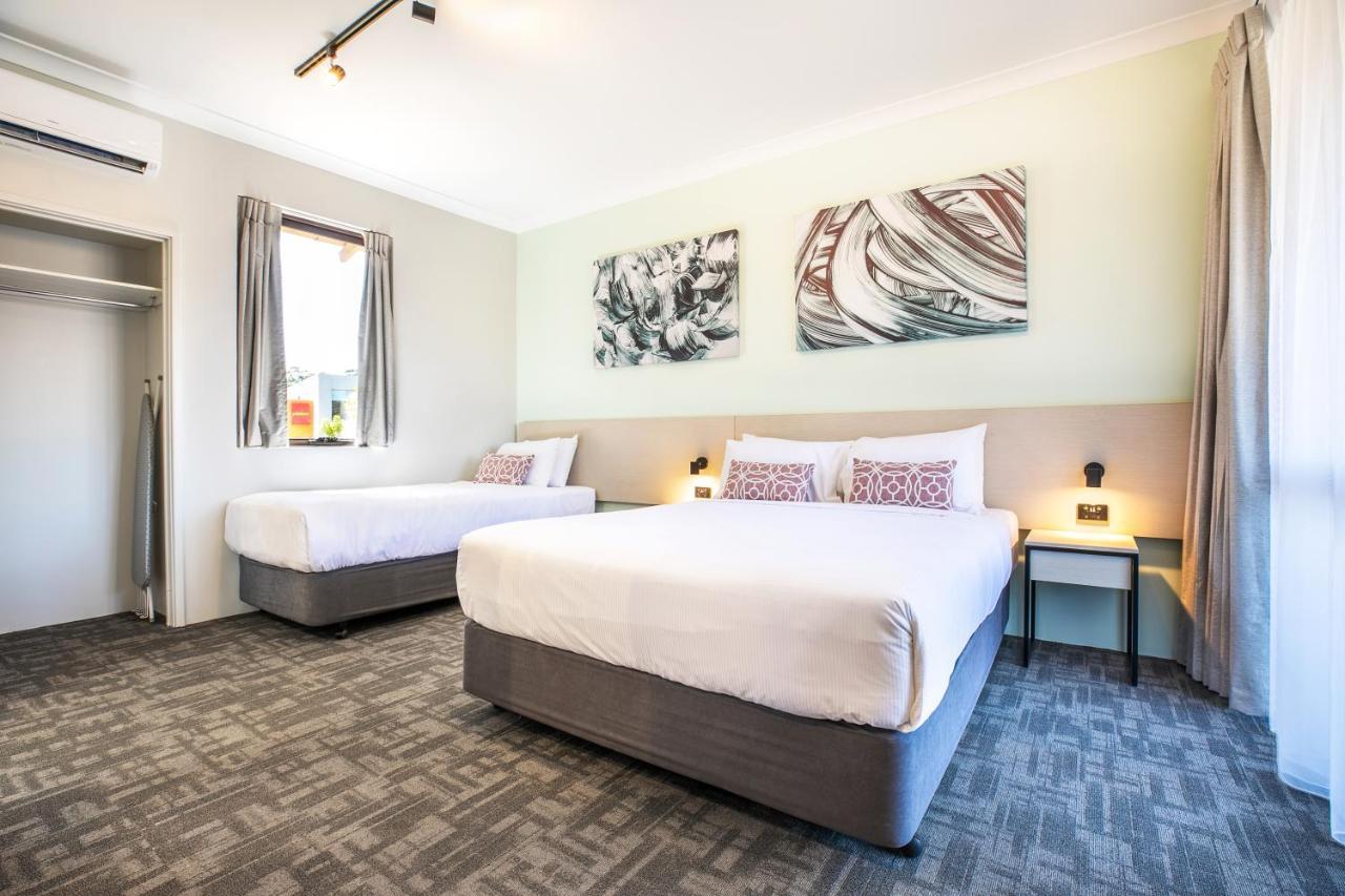 ไนท์แค็ป แอท แวนเนอรู ทาเวิร์น Hotel Wanneroo ภายนอก รูปภาพ