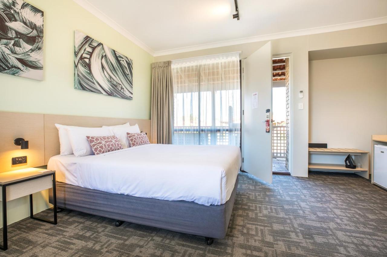 ไนท์แค็ป แอท แวนเนอรู ทาเวิร์น Hotel Wanneroo ภายนอก รูปภาพ