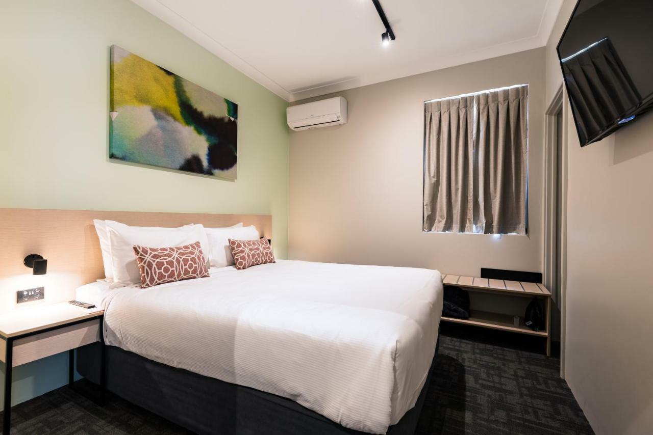 ไนท์แค็ป แอท แวนเนอรู ทาเวิร์น Hotel Wanneroo ภายนอก รูปภาพ