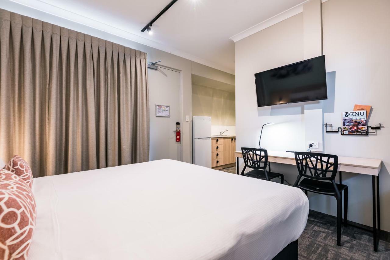 ไนท์แค็ป แอท แวนเนอรู ทาเวิร์น Hotel Wanneroo ภายนอก รูปภาพ